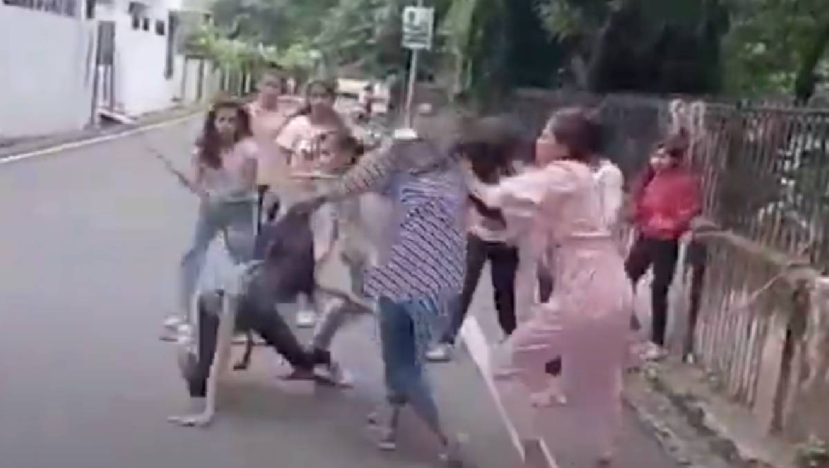 Girls Fighting-Video-Viral