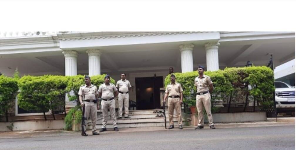कोल्हापुरात खासदारांच्या घरासमोर पोलीस संरक्षण वाढवले; शिवसैनिकांचा वचपा काढण्याचा इशारा | Police security increased in front of MP house in Kolhapur amy 95